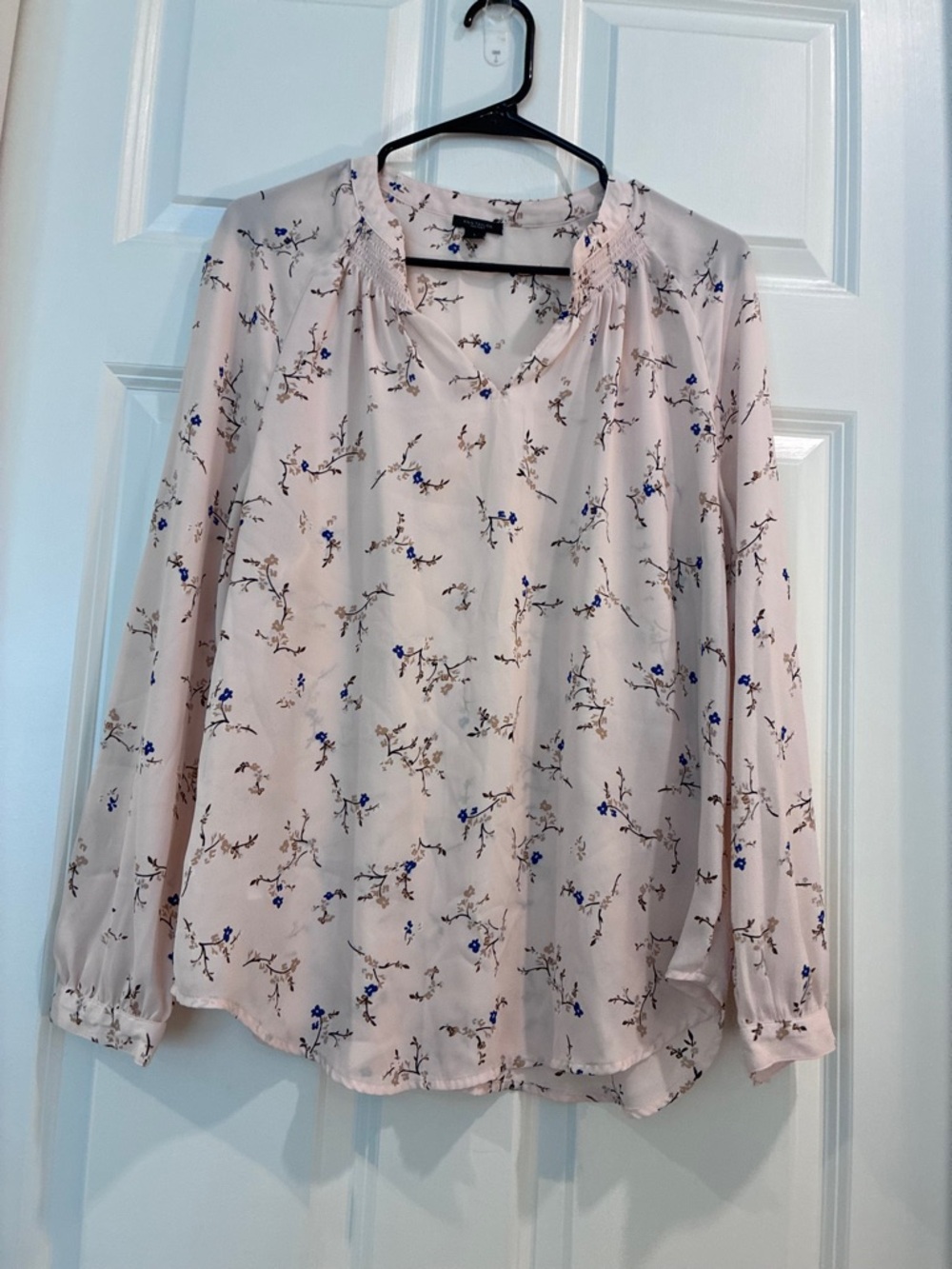 Ann Taylor Light Pink Floral‎ V-Neck Long-Sleeve Blouse